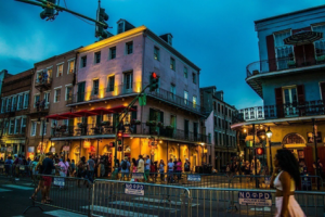 Top Spots To Grab A Drink And Watch The Mardi Gras Parades